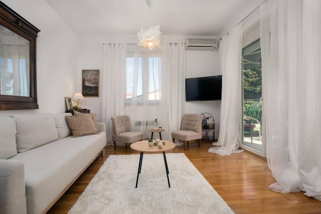 Duplex + Garage Apartment Ровин Екстериор снимка