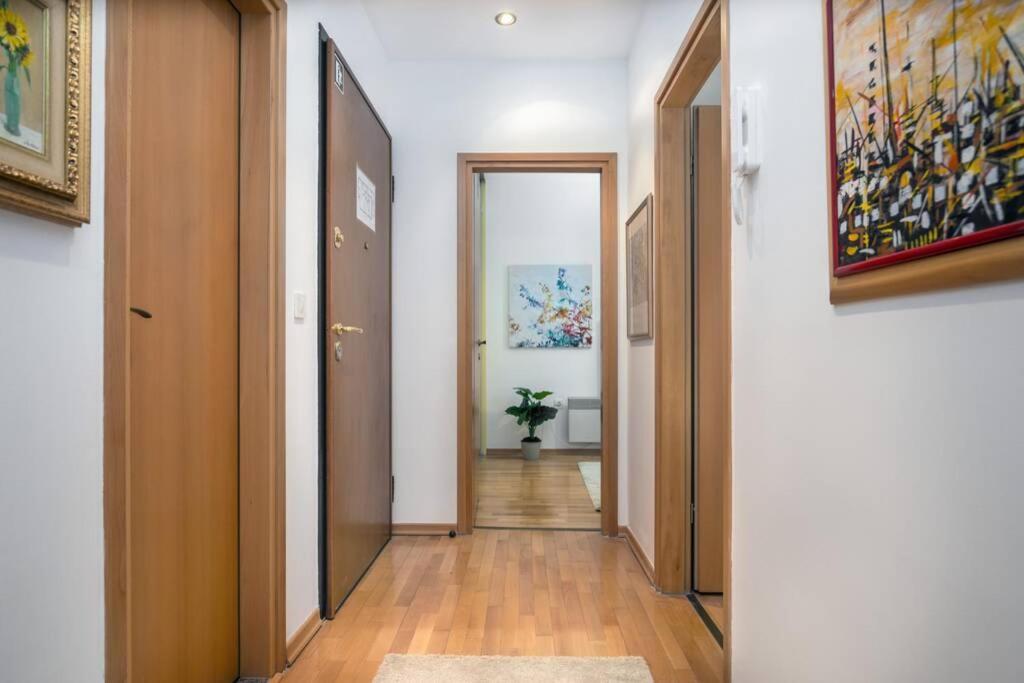 Duplex + Garage Apartment Ровин Екстериор снимка