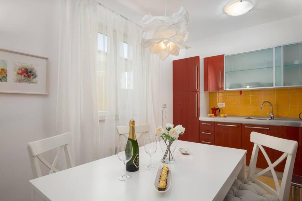Duplex + Garage Apartment Ровин Екстериор снимка