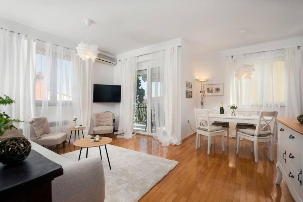 Duplex + Garage Apartment Ровин Екстериор снимка