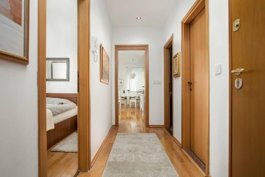 Duplex + Garage Apartment Ровин Екстериор снимка