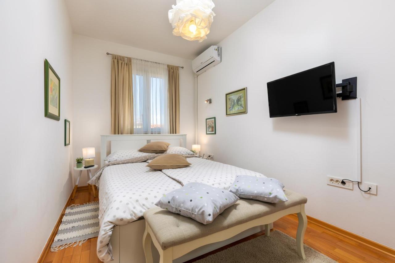 Duplex + Garage Apartment Ровин Екстериор снимка