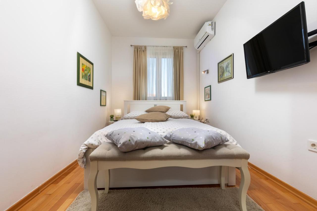 Duplex + Garage Apartment Ровин Екстериор снимка