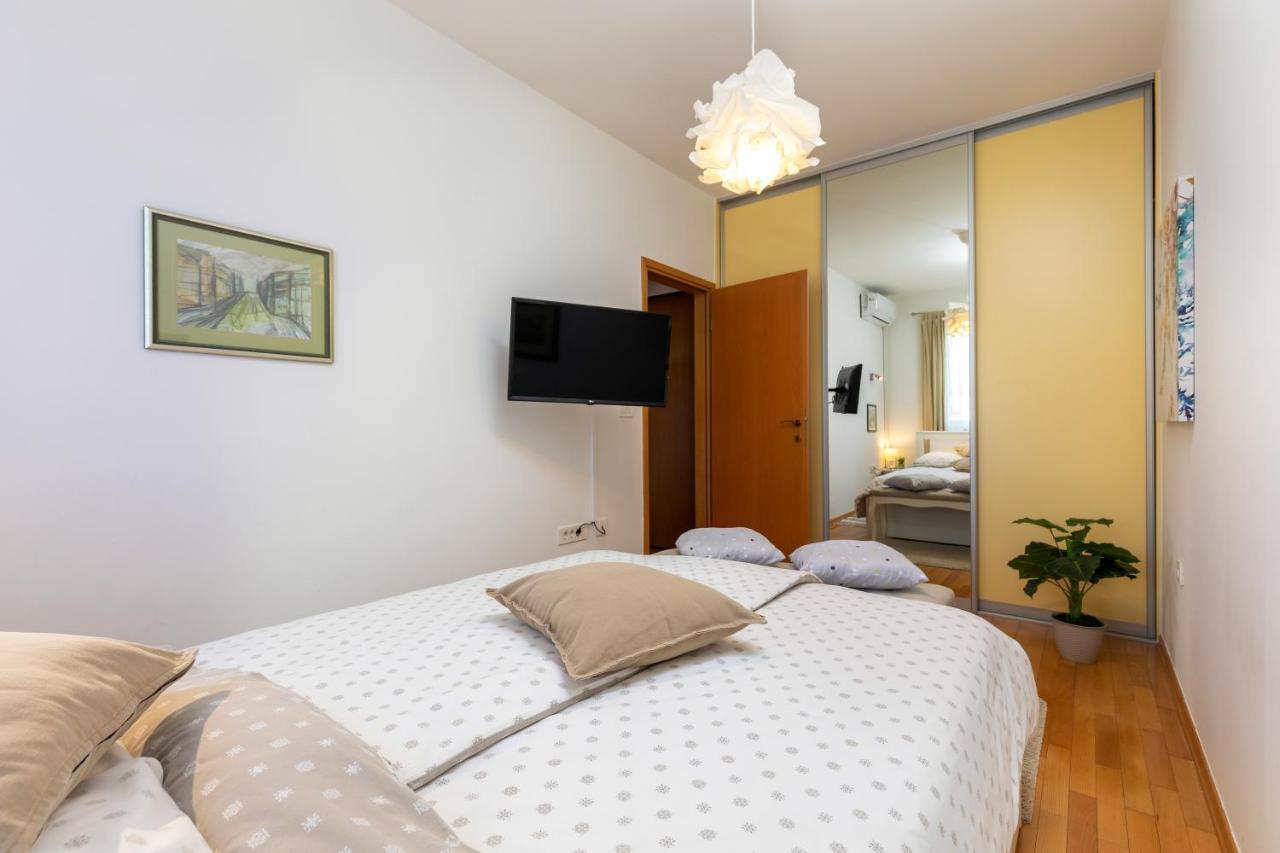 Duplex + Garage Apartment Ровин Екстериор снимка